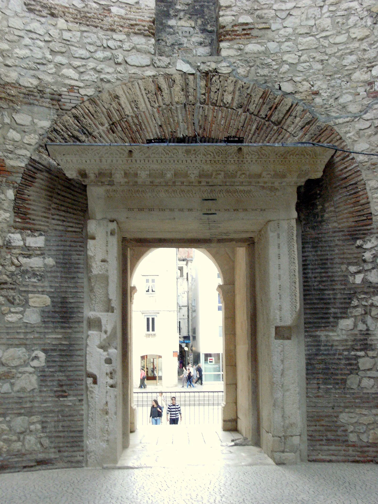 Vestibule, Split
