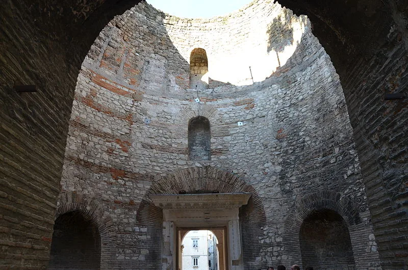 Vestibule, Split