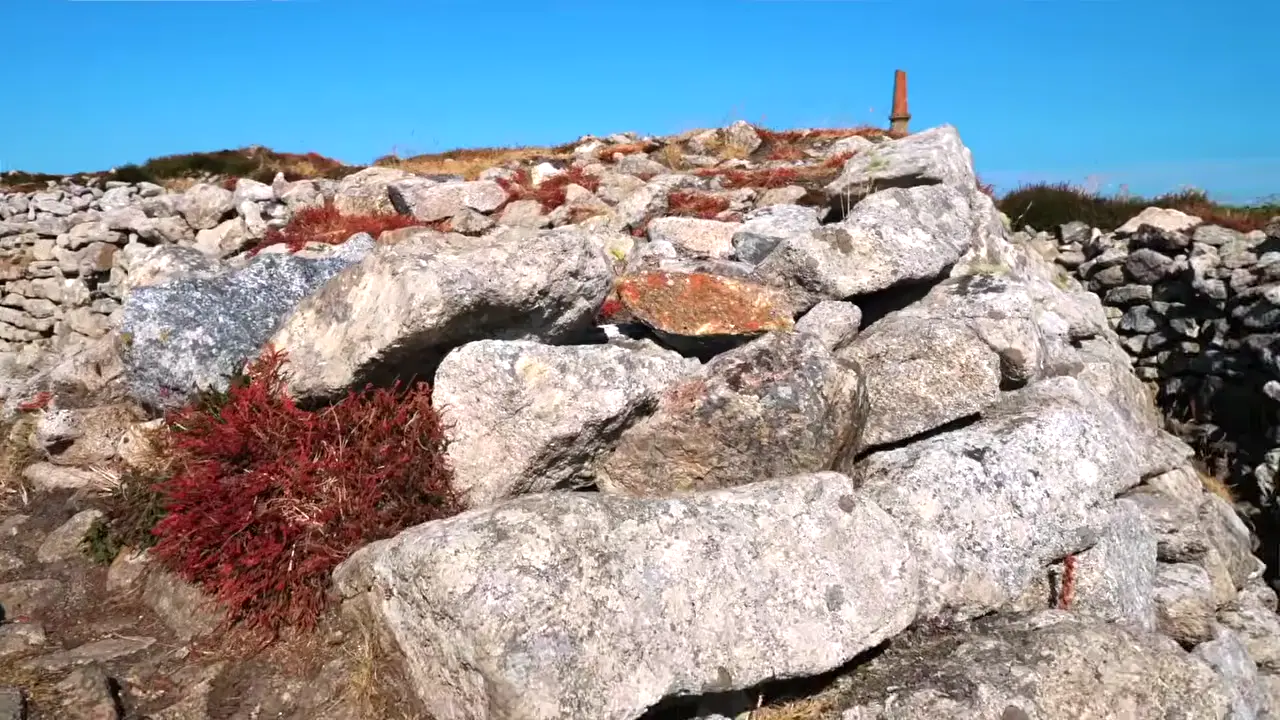 THE BALLOWALL BARROW. A 5,000 Year Old Burial Mound in Cornwall.