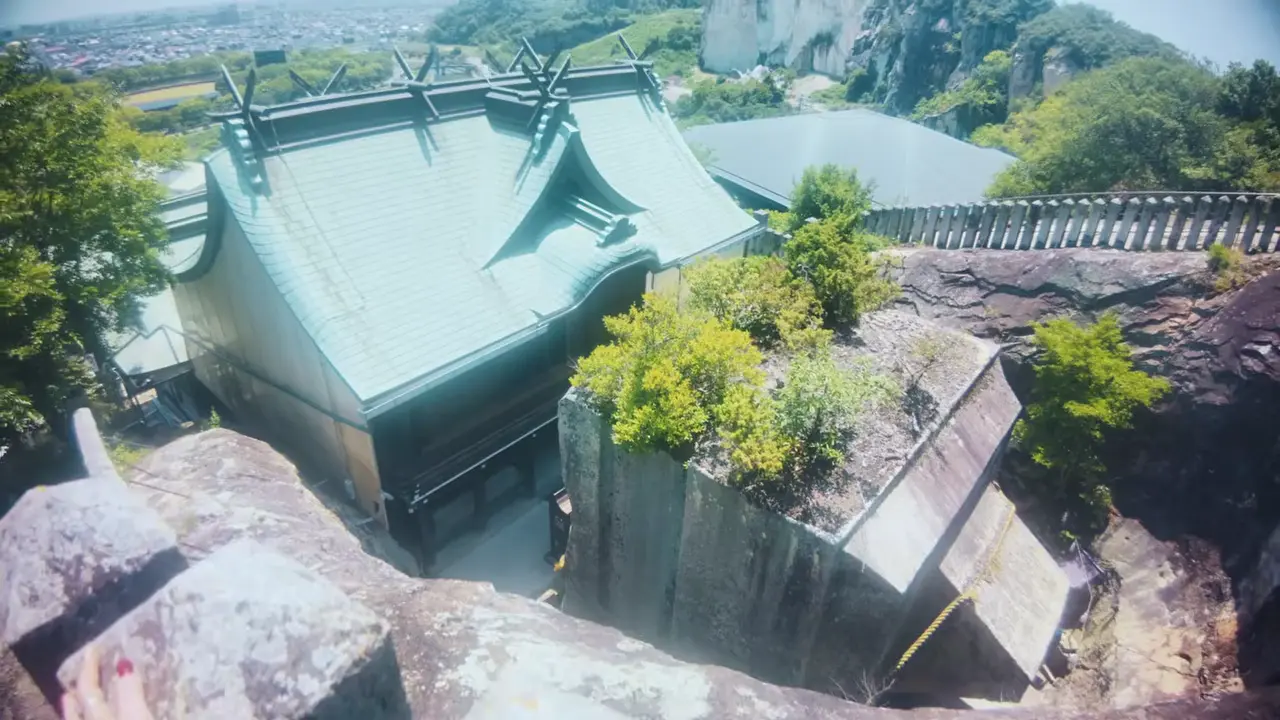 Ishi no Hōden Megalith: 500-700 ton unfinished stone in never-drying pond