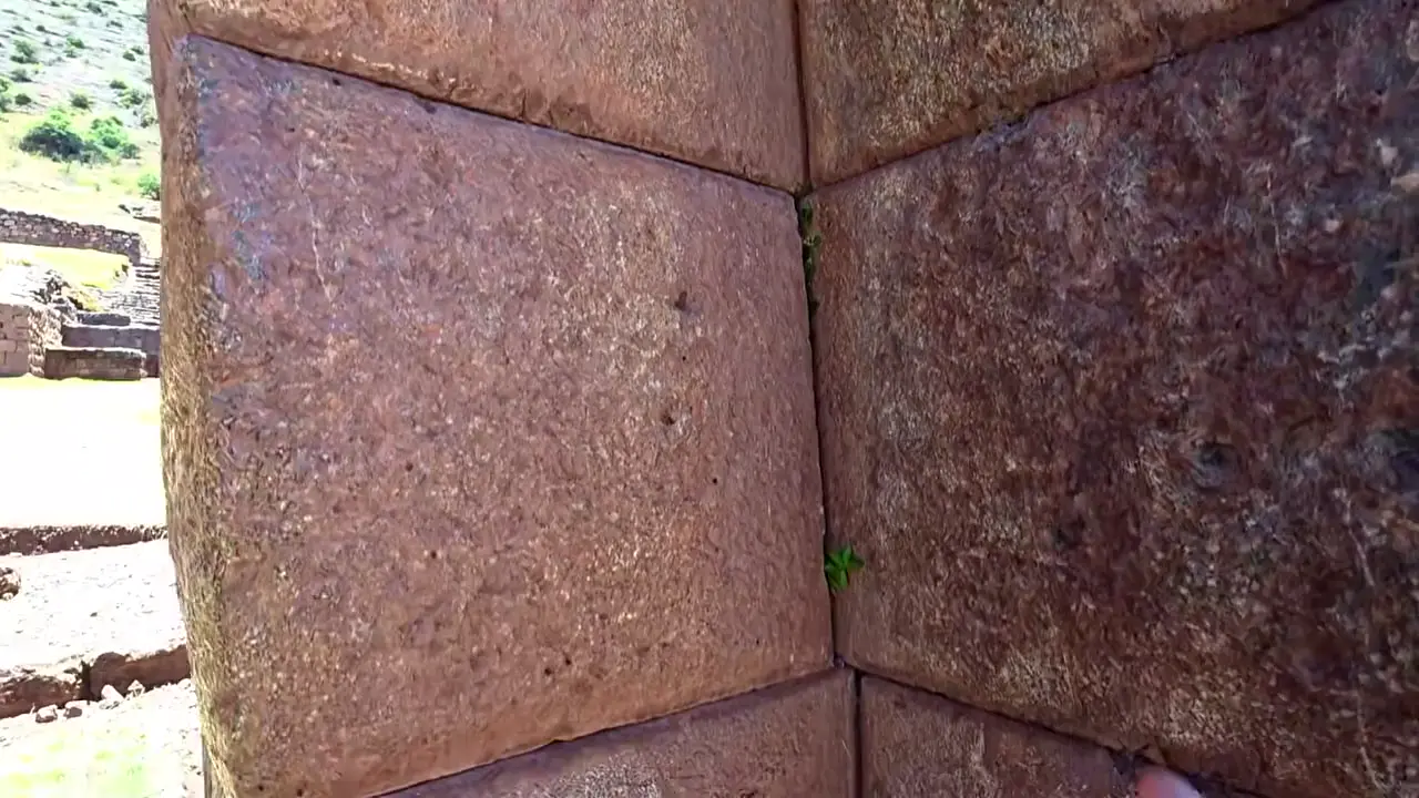 Mortarless interlocking trapezoidal doorways found beside mortar-bonded Inca walls