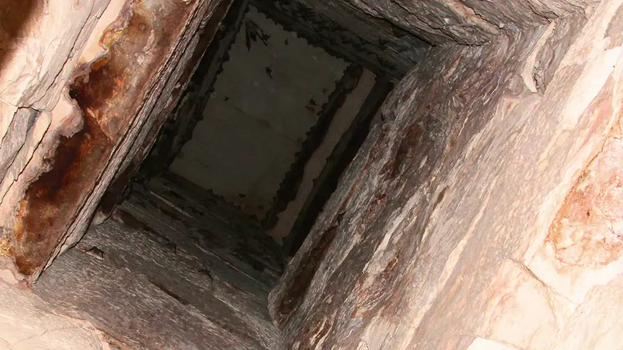 A New Solution to the Bent Pyramid's Chimney