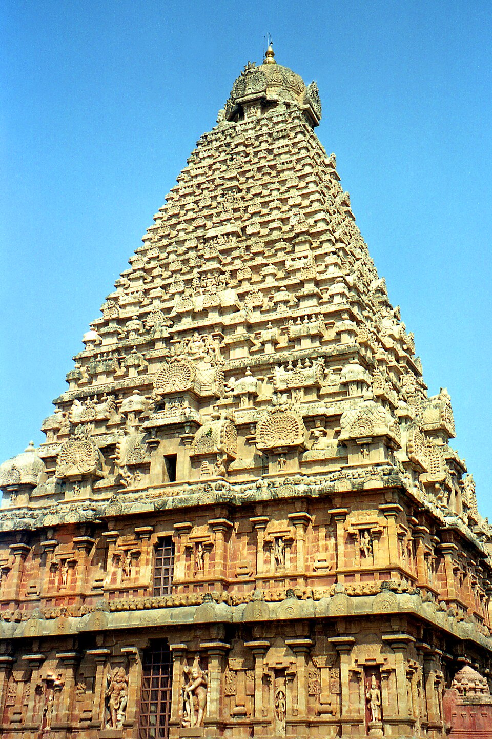 Brihadeeswarar temple gopuram