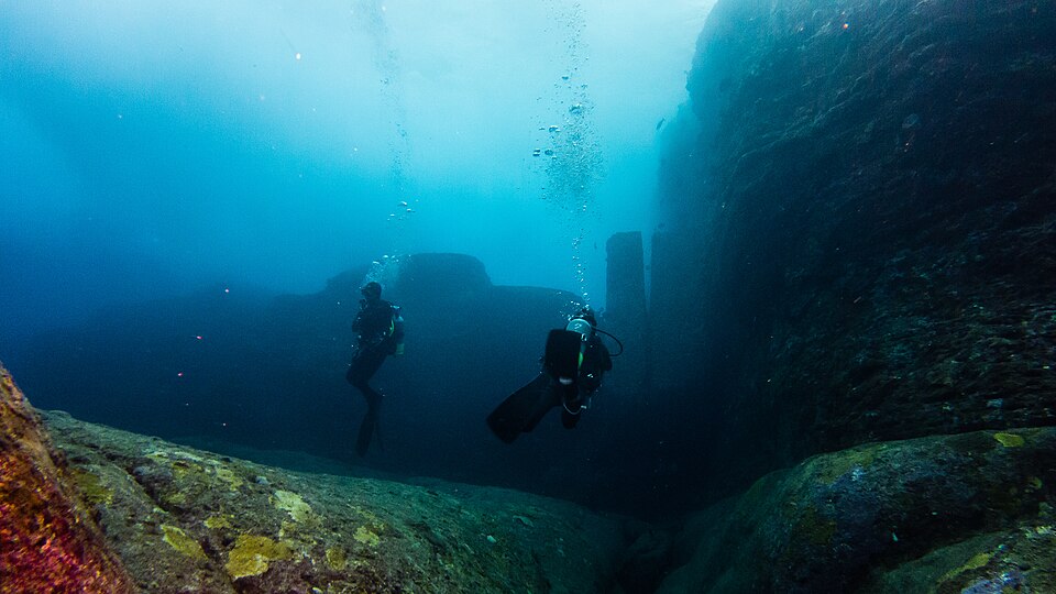 Submerged Sites Between Geology and Pseudoarchaeology