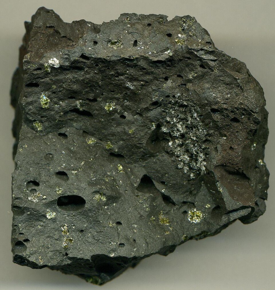 Vesicular porphyritic olivine basalt with lower crustal gabbro xenolith (31 January to 19 February 1960 Kapoho Eruption; town of Kapoho, Puna Rift Zone, Kilauea Volcano, easternmost Hawaii, USA)