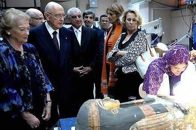 President Giorgio Napolitano with his wife Clio, undersecretary S. Craxi and secretary Segr. Gen. of Supreme Council of Antiquities, Zahi Hawass, during the visit Italian Laboratory of Restoration