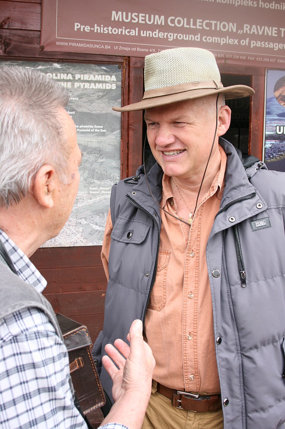 Dr Semir Osmanagic i samtal med turist